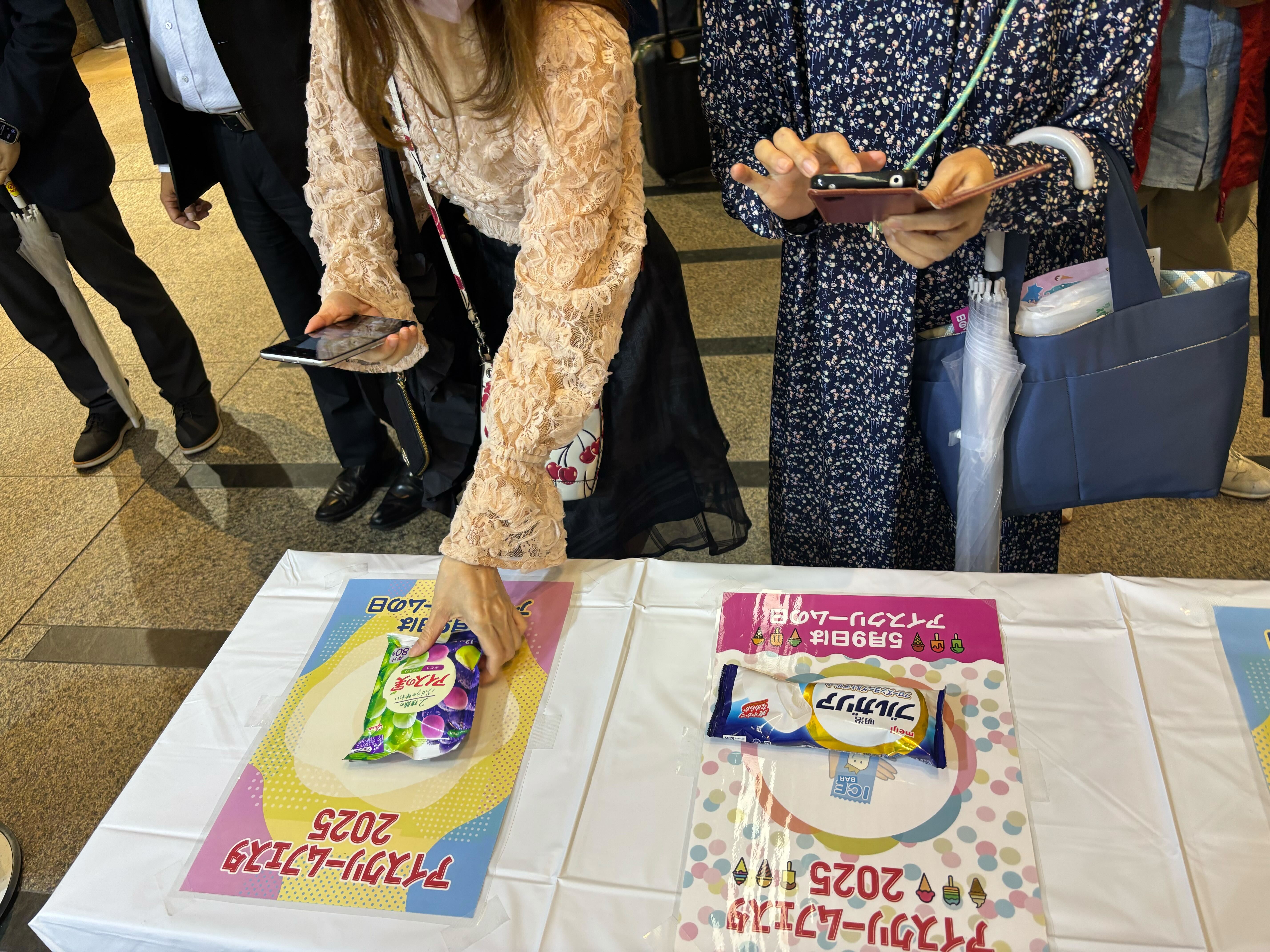 抽選くじなど楽しめるイベントも。アイスを受け取った方には記念撮影ができるようにパネルを用意。たくさんの方がアイスの写真を撮ってくれました。 