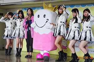 恒例となった地元アイドルグループ「OS☆U」がアイスクリームをプレゼント！
