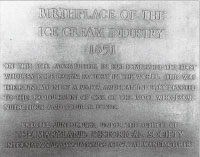 「アイスクリーム発祥の地」のブロンズ顕彰碑